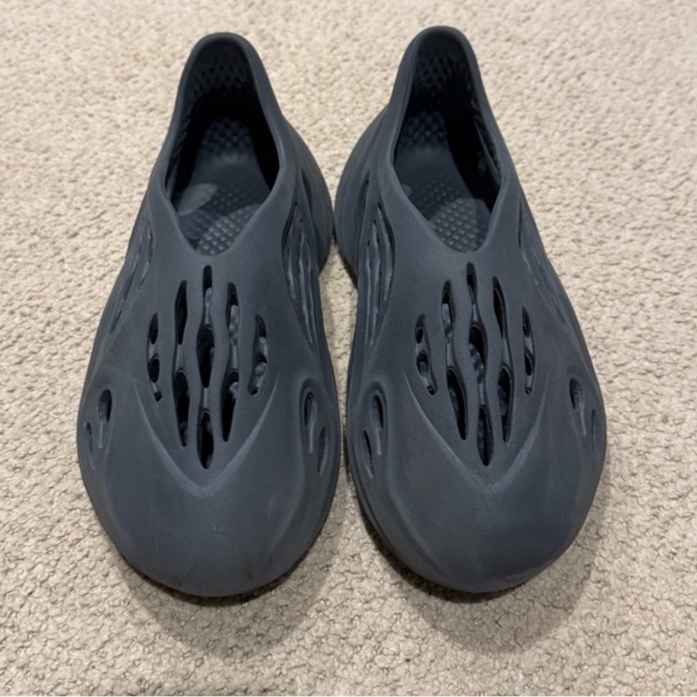 adidas Yeezy Men’s Slip-On Foam runners  carbon Black size 9